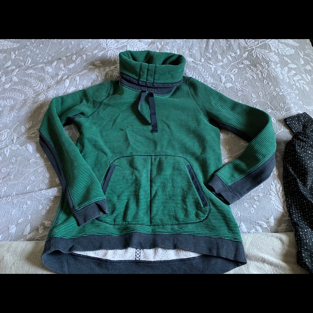RARE Lululemon Avenue Pullover Size 8